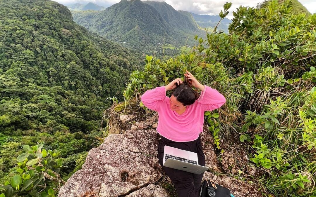 La compu la agarré para la foto.