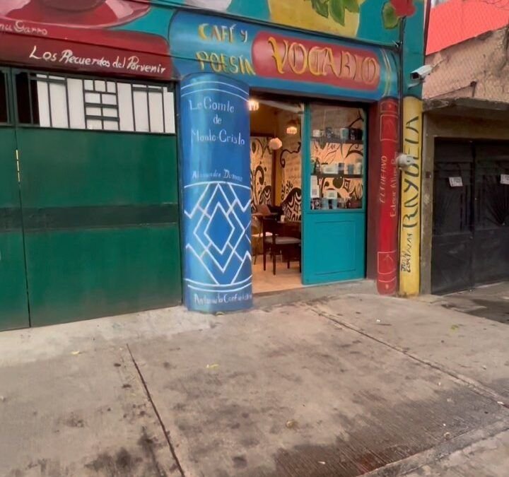 Me senté en ese café